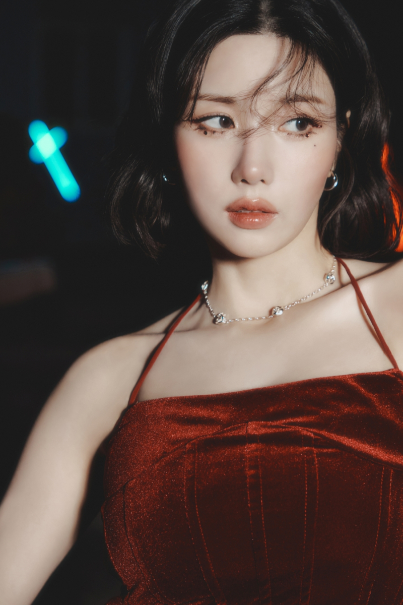 노란 수영복에 섹시한 몸매 어필하는 존예 처자