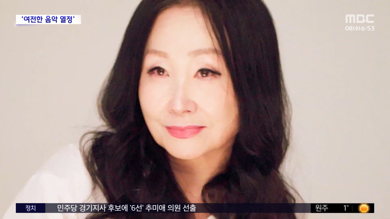 노란 수영복에 섹시한 몸매 어필하는 존예 처자