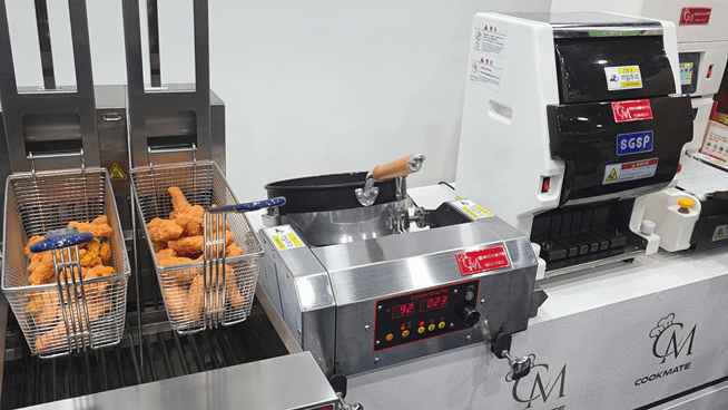 쿡메이트의 자동 볶음 기계가 움직이고 있다. [사진=구서윤 기자]