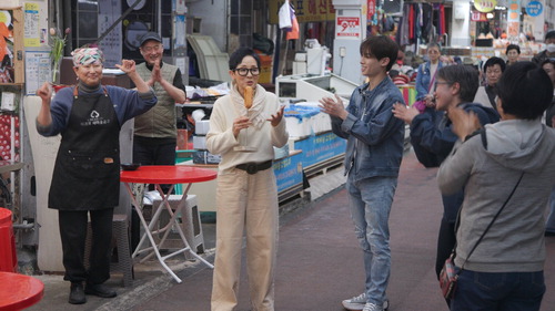 노란 수영복에 섹시한 몸매 어필하는 존예 처자