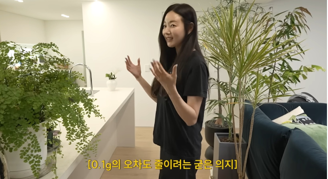 노란 수영복에 섹시한 몸매 어필하는 존예 처자