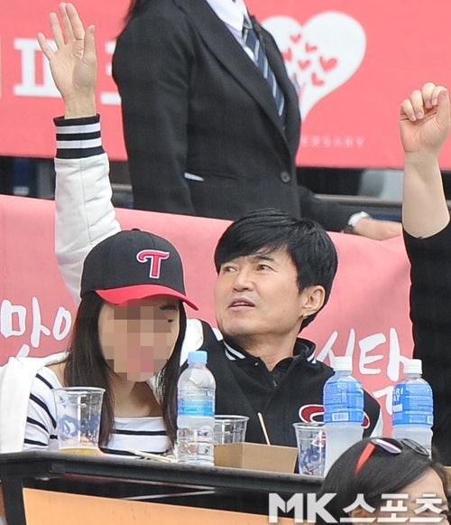 노란 수영복에 섹시한 몸매 어필하는 존예 처자