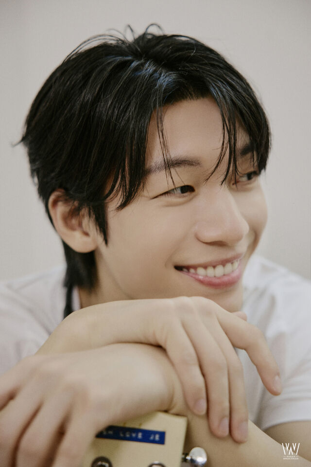 노란 수영복에 섹시한 몸매 어필하는 존예 처자