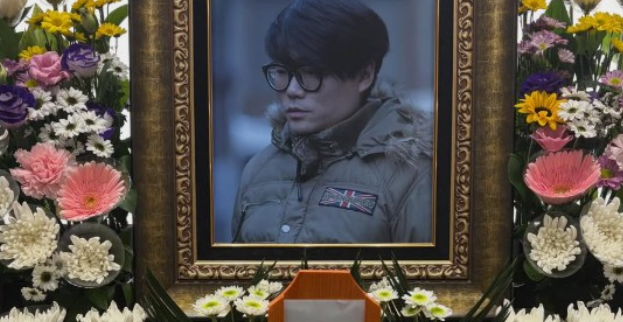 노란 수영복에 섹시한 몸매 어필하는 존예 처자