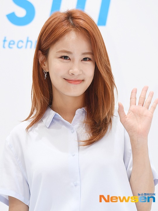 노란 수영복에 섹시한 몸매 어필하는 존예 처자