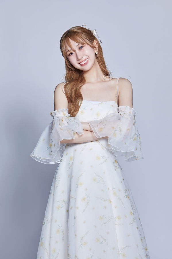 노란 수영복에 섹시한 몸매 어필하는 존예 처자