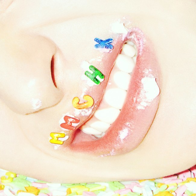 노란 수영복에 섹시한 몸매 어필하는 존예 처자