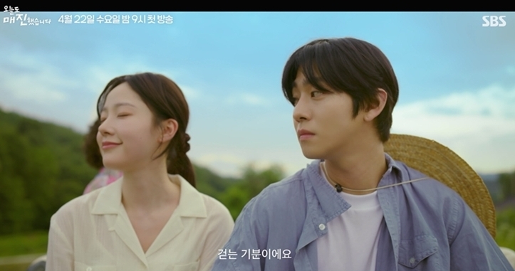 노란 수영복에 섹시한 몸매 어필하는 존예 처자