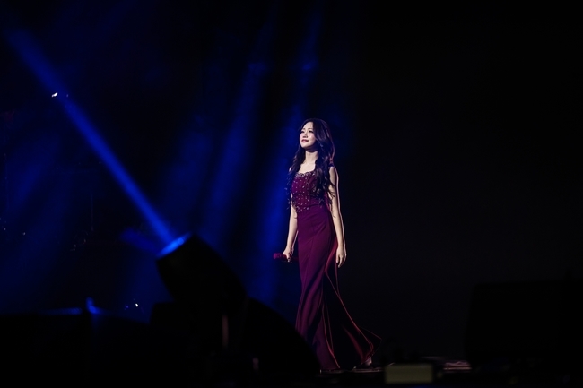 노란 수영복에 섹시한 몸매 어필하는 존예 처자