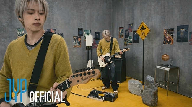 노란 수영복에 섹시한 몸매 어필하는 존예 처자