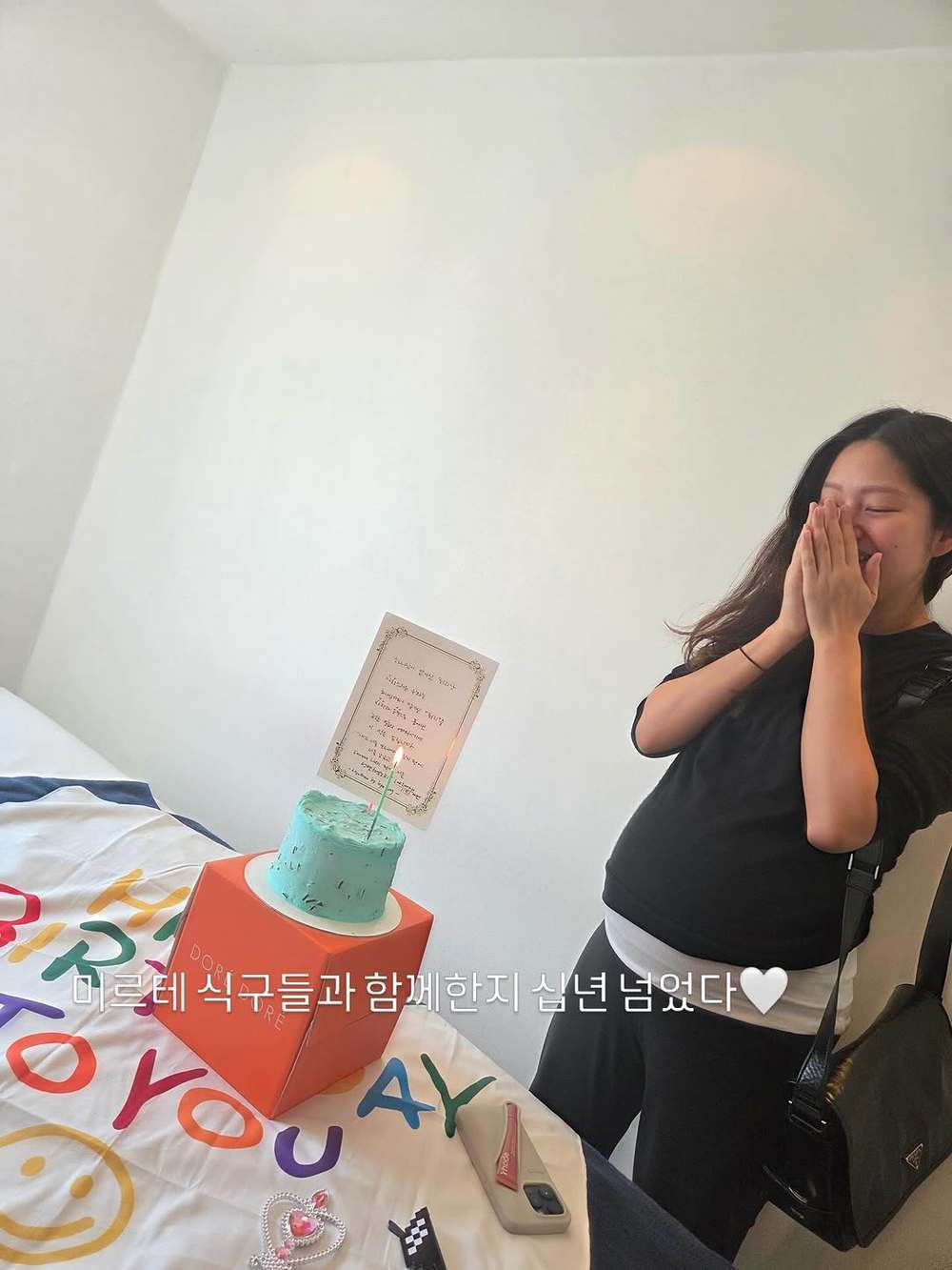 노란 수영복에 섹시한 몸매 어필하는 존예 처자