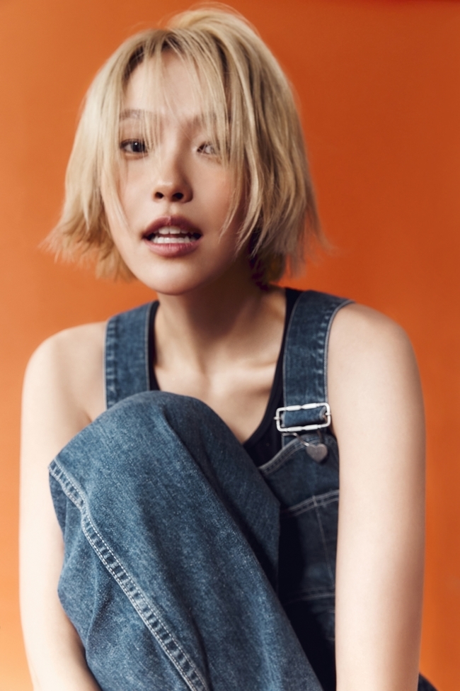 노란 수영복에 섹시한 몸매 어필하는 존예 처자