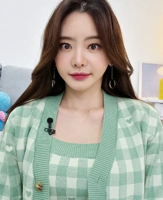 노란 수영복에 섹시한 몸매 어필하는 존예 처자