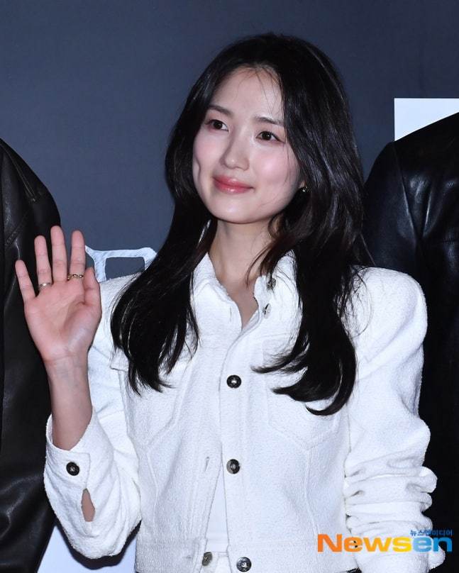 노란 수영복에 섹시한 몸매 어필하는 존예 처자