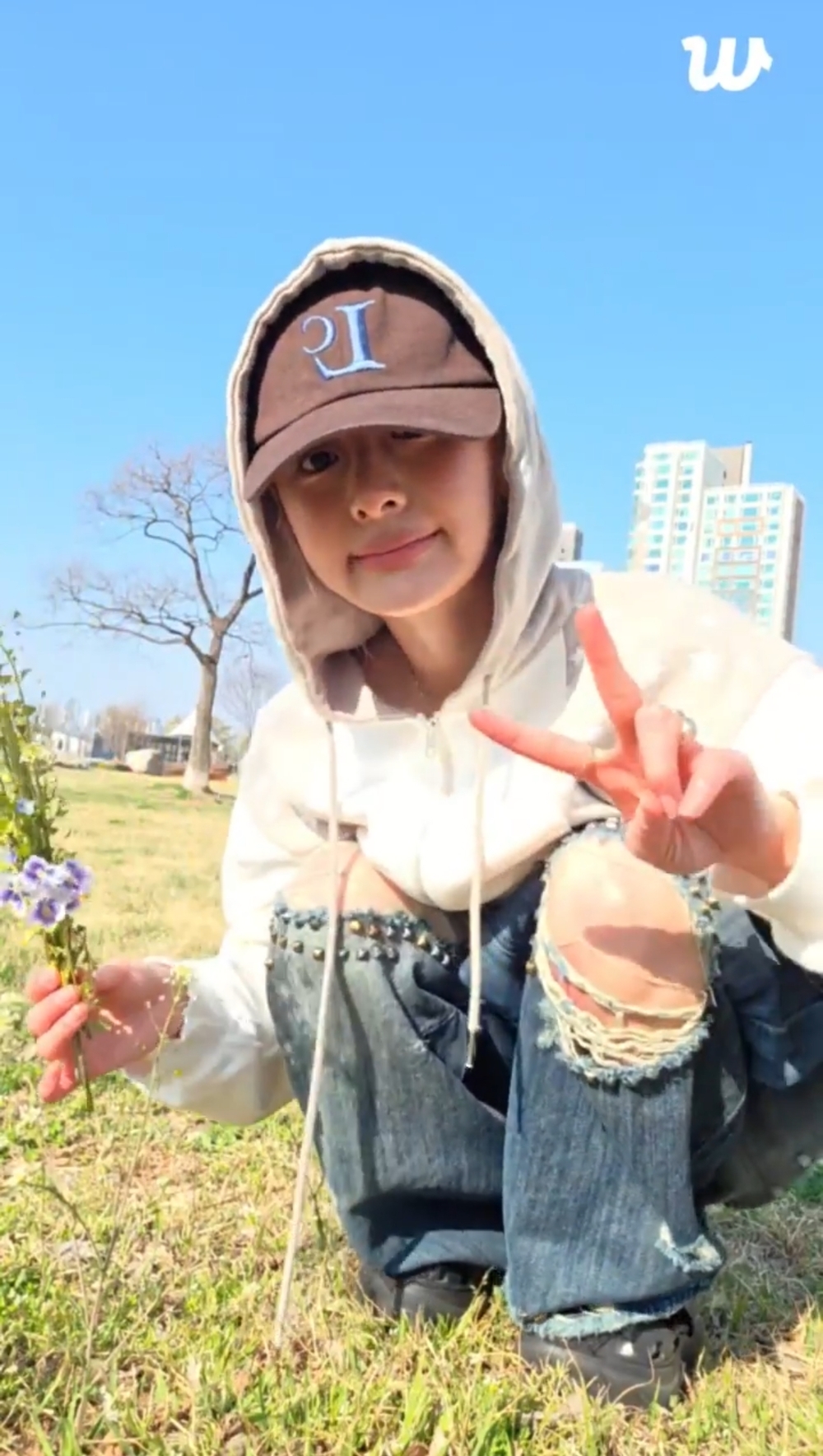 노란 수영복에 섹시한 몸매 어필하는 존예 처자