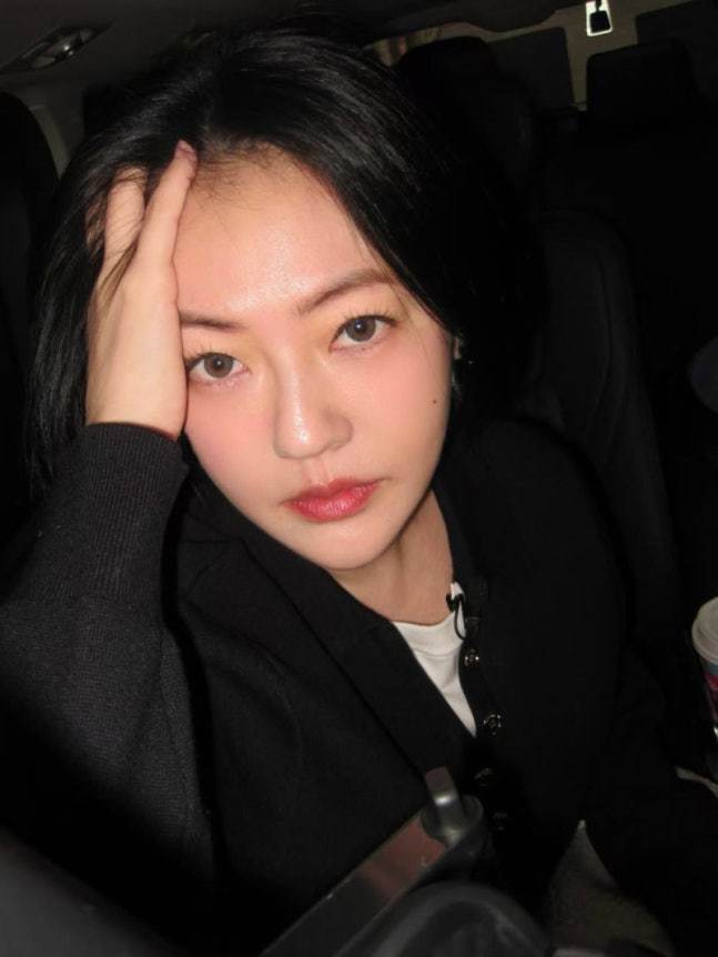 노란 수영복에 섹시한 몸매 어필하는 존예 처자