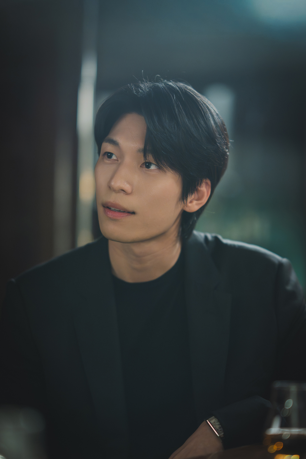 노란 수영복에 섹시한 몸매 어필하는 존예 처자