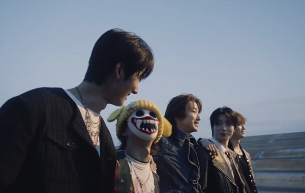 노란 수영복에 섹시한 몸매 어필하는 존예 처자