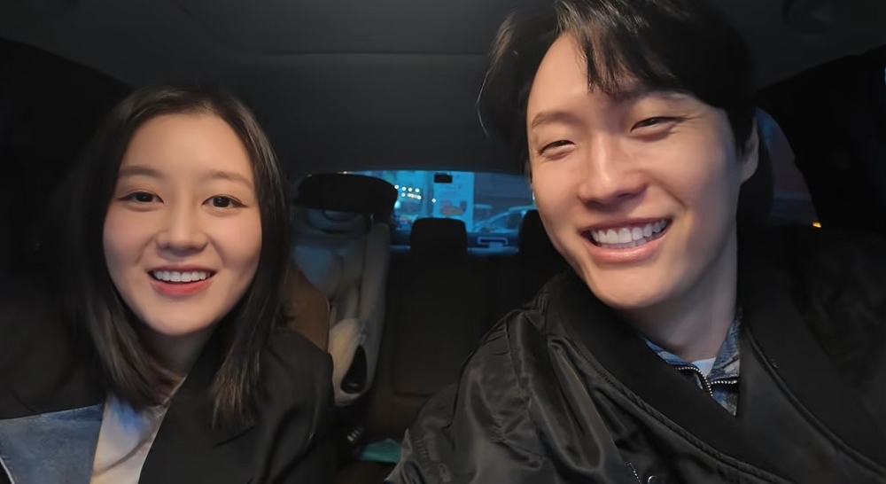 노란 수영복에 섹시한 몸매 어필하는 존예 처자