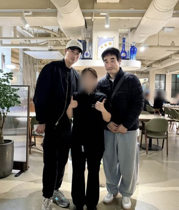 노란 수영복에 섹시한 몸매 어필하는 존예 처자