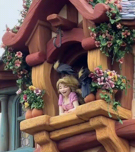 [서울=뉴시스]일본의 '도쿄 디즈니씨' 놀이공원에서 캐릭터 '라푼젤' 인형 로봇이 야생 까마귀의 갑작스러운 공격을 받았다. (영상=틱톡 갈무리) *재판매 및 DB 금지