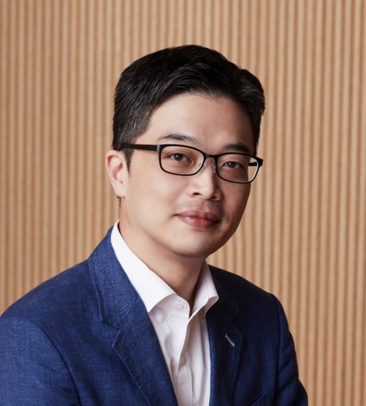 노란 수영복에 섹시한 몸매 어필하는 존예 처자