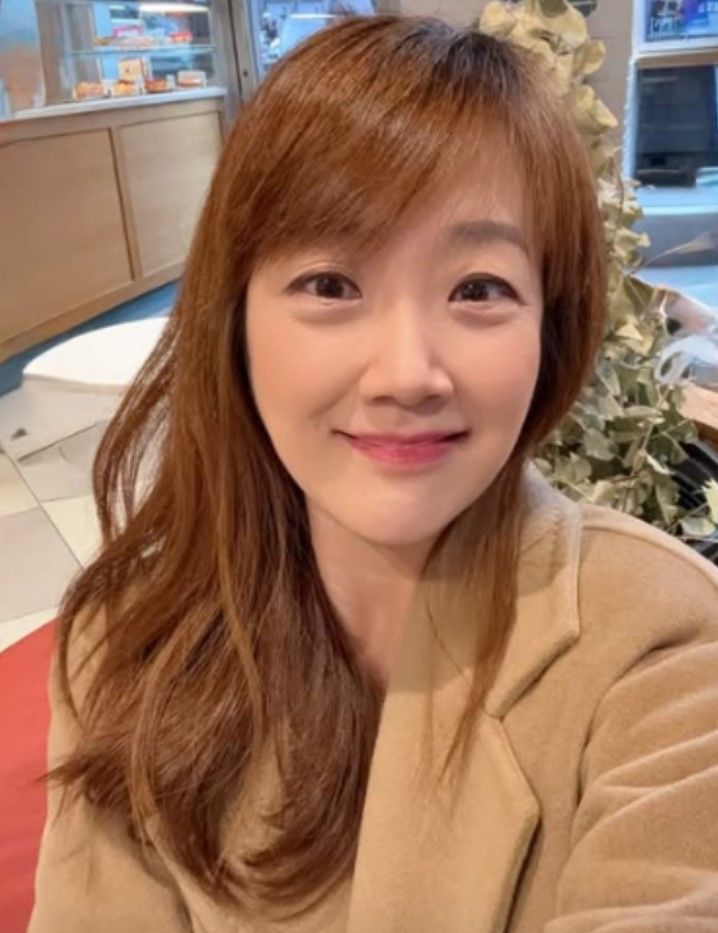 노란 수영복에 섹시한 몸매 어필하는 존예 처자