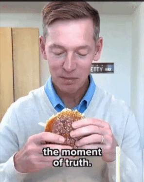 [서울=뉴시스]맥도날드 CEO 햄버거 시식 모습. (영상=엑스 갈무리) 2026.03.04 *재판매 및 DB 금지