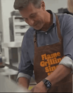 [서울=뉴시스] 버거킹 사장 햄버거 시식 모습. (영상 = 엑스 갈무리) 2026.03.04. *재판매 및 DB 금지