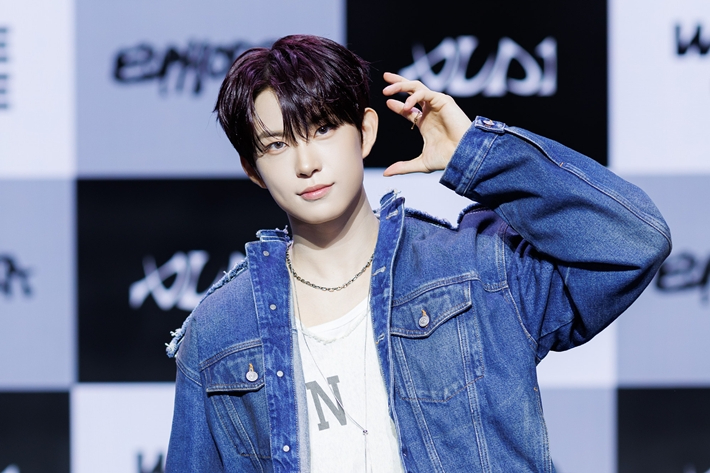 노란 수영복에 섹시한 몸매 어필하는 존예 처자