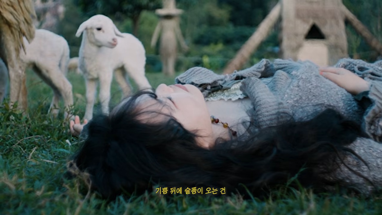 노란 수영복에 섹시한 몸매 어필하는 존예 처자