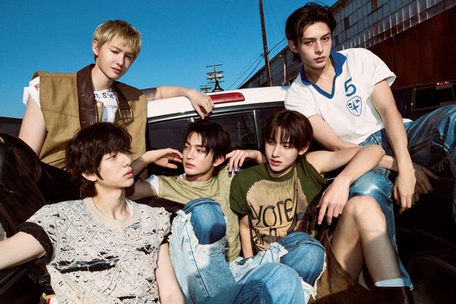 노란 수영복에 섹시한 몸매 어필하는 존예 처자