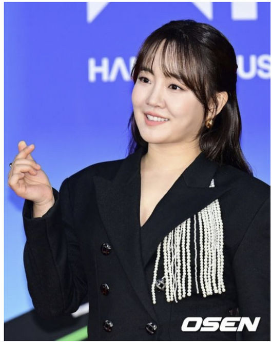 노란 수영복에 섹시한 몸매 어필하는 존예 처자