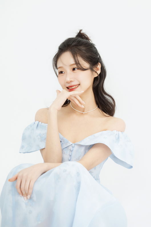 노란 수영복에 섹시한 몸매 어필하는 존예 처자