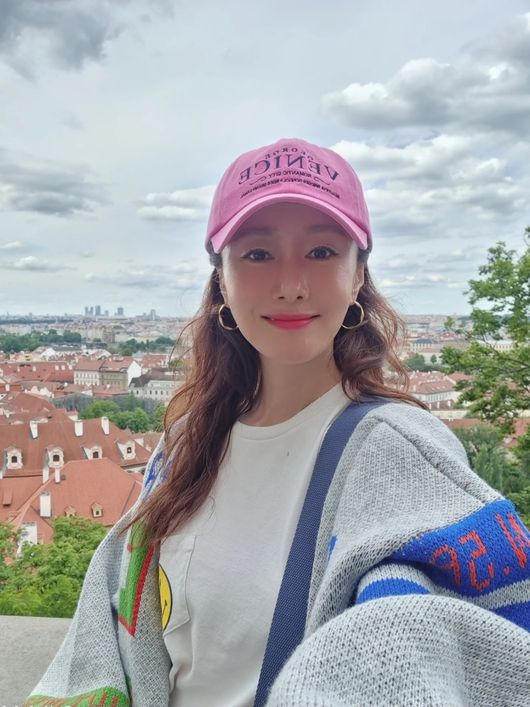 노란 수영복에 섹시한 몸매 어필하는 존예 처자