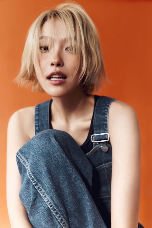 노란 수영복에 섹시한 몸매 어필하는 존예 처자