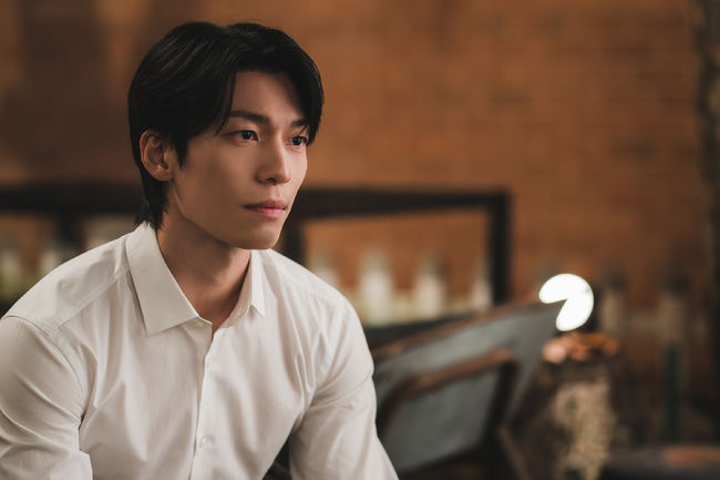 노란 수영복에 섹시한 몸매 어필하는 존예 처자