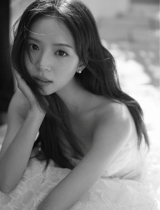 노란 수영복에 섹시한 몸매 어필하는 존예 처자