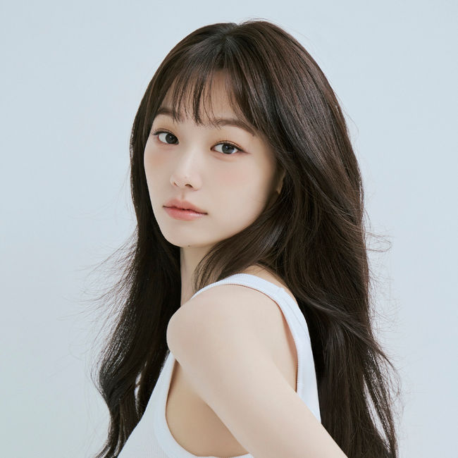 노란 수영복에 섹시한 몸매 어필하는 존예 처자