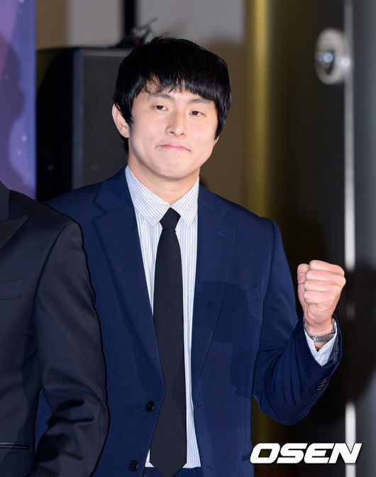 노란 수영복에 섹시한 몸매 어필하는 존예 처자