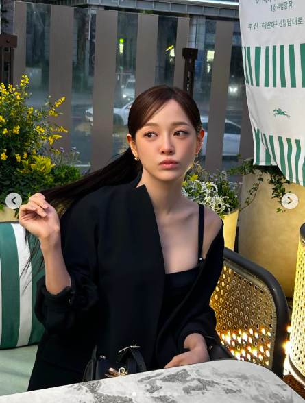 노란 수영복에 섹시한 몸매 어필하는 존예 처자