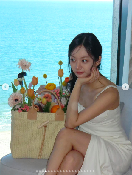 노란 수영복에 섹시한 몸매 어필하는 존예 처자