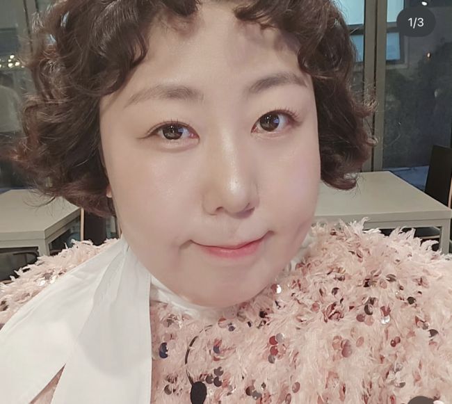 노란 수영복에 섹시한 몸매 어필하는 존예 처자