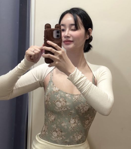 노란 수영복에 섹시한 몸매 어필하는 존예 처자