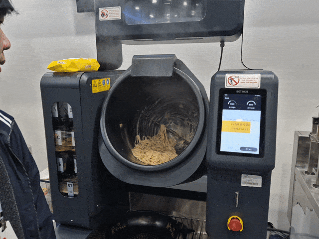 8일 서울 양재동 aT센터에서 열린 삼성웰스토리 ‘푸드페스타’에서 스마트키친 부스에 마련된 조리 로봇이 파스타를 요리하고 있다. 강동헌 기자