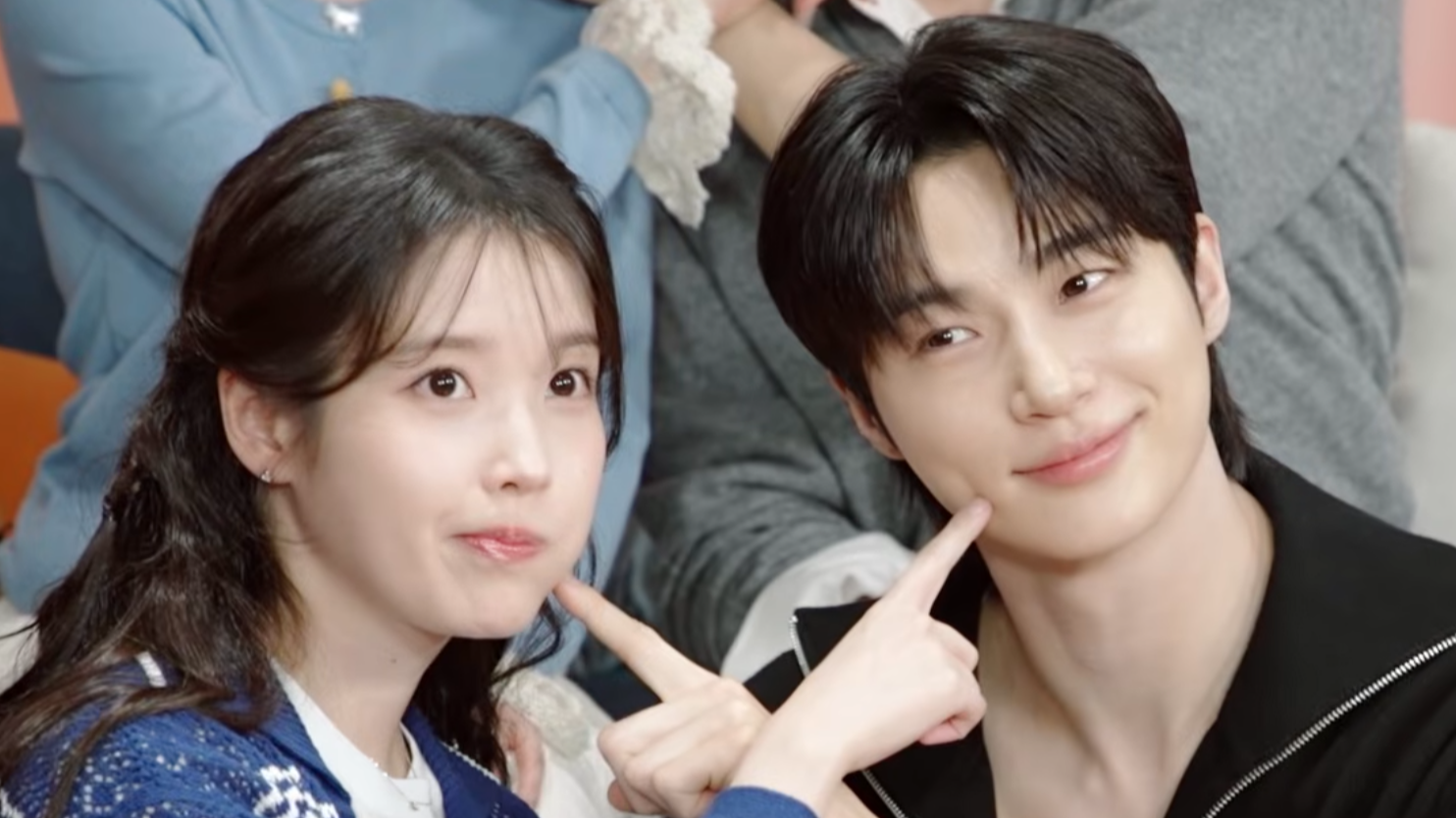 노란 수영복에 섹시한 몸매 어필하는 존예 처자