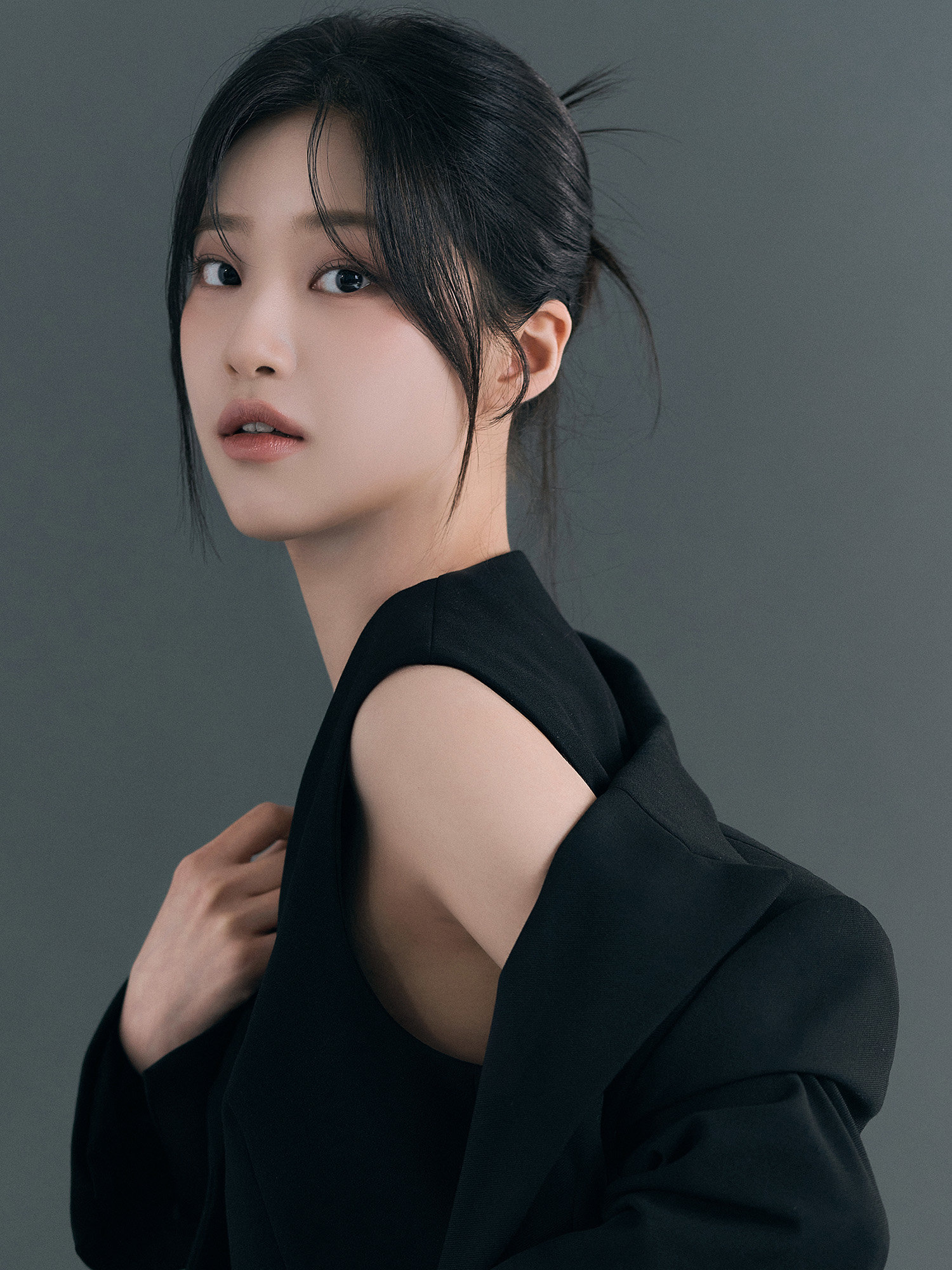 노란 수영복에 섹시한 몸매 어필하는 존예 처자