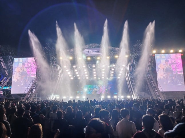 노란 수영복에 섹시한 몸매 어필하는 존예 처자