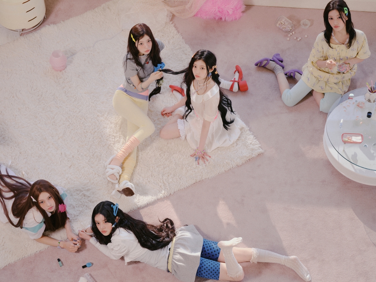 노란 수영복에 섹시한 몸매 어필하는 존예 처자