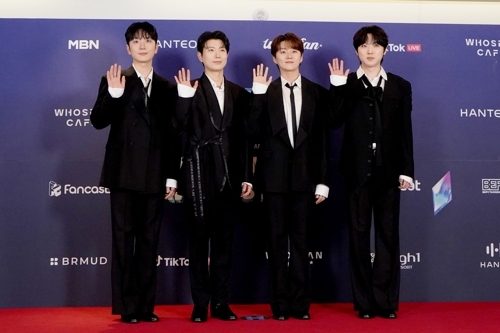 노란 수영복에 섹시한 몸매 어필하는 존예 처자